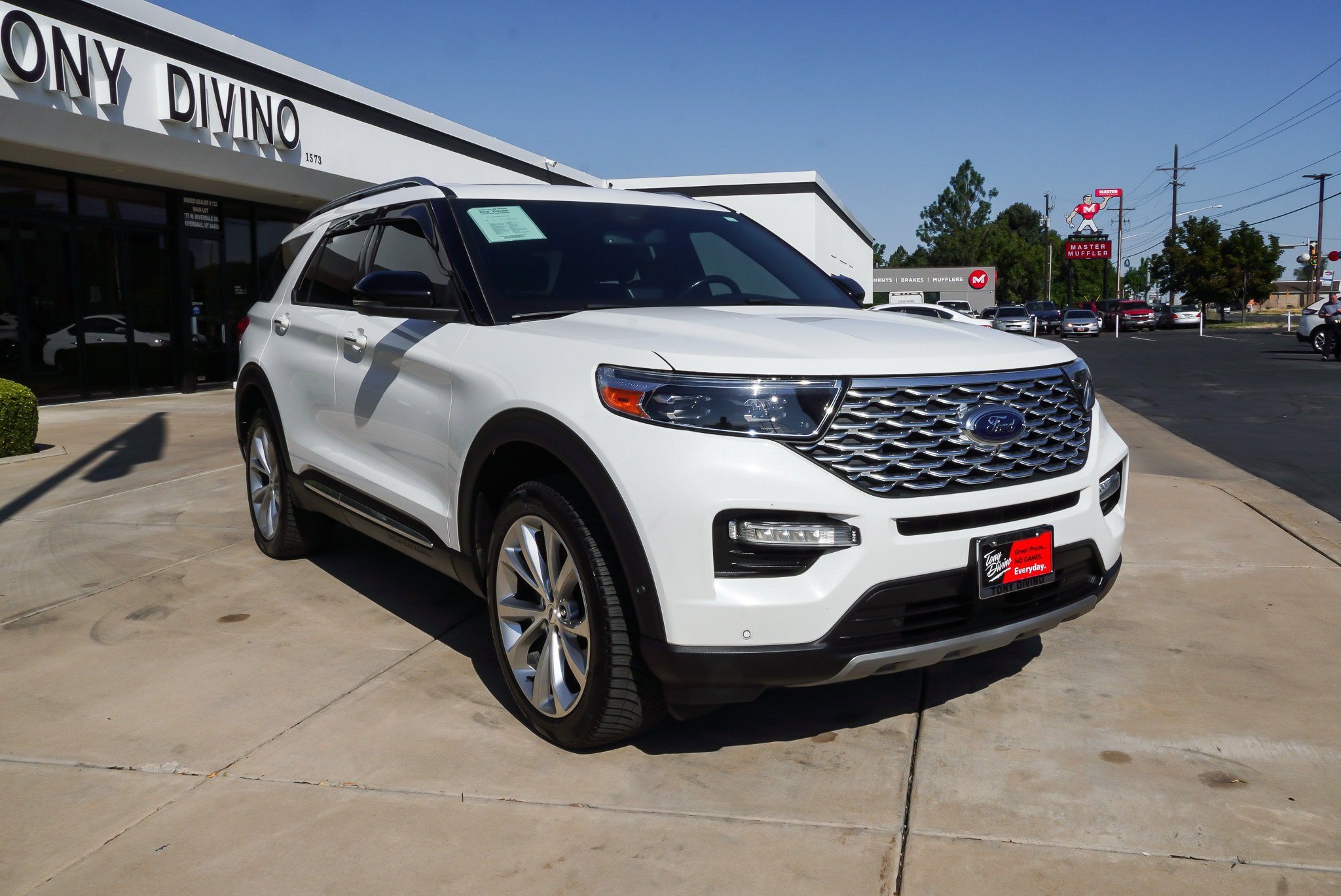 Used 2021 Ford Explorer Platinum w/ Equipment Group 601A AWD/4WD image 2