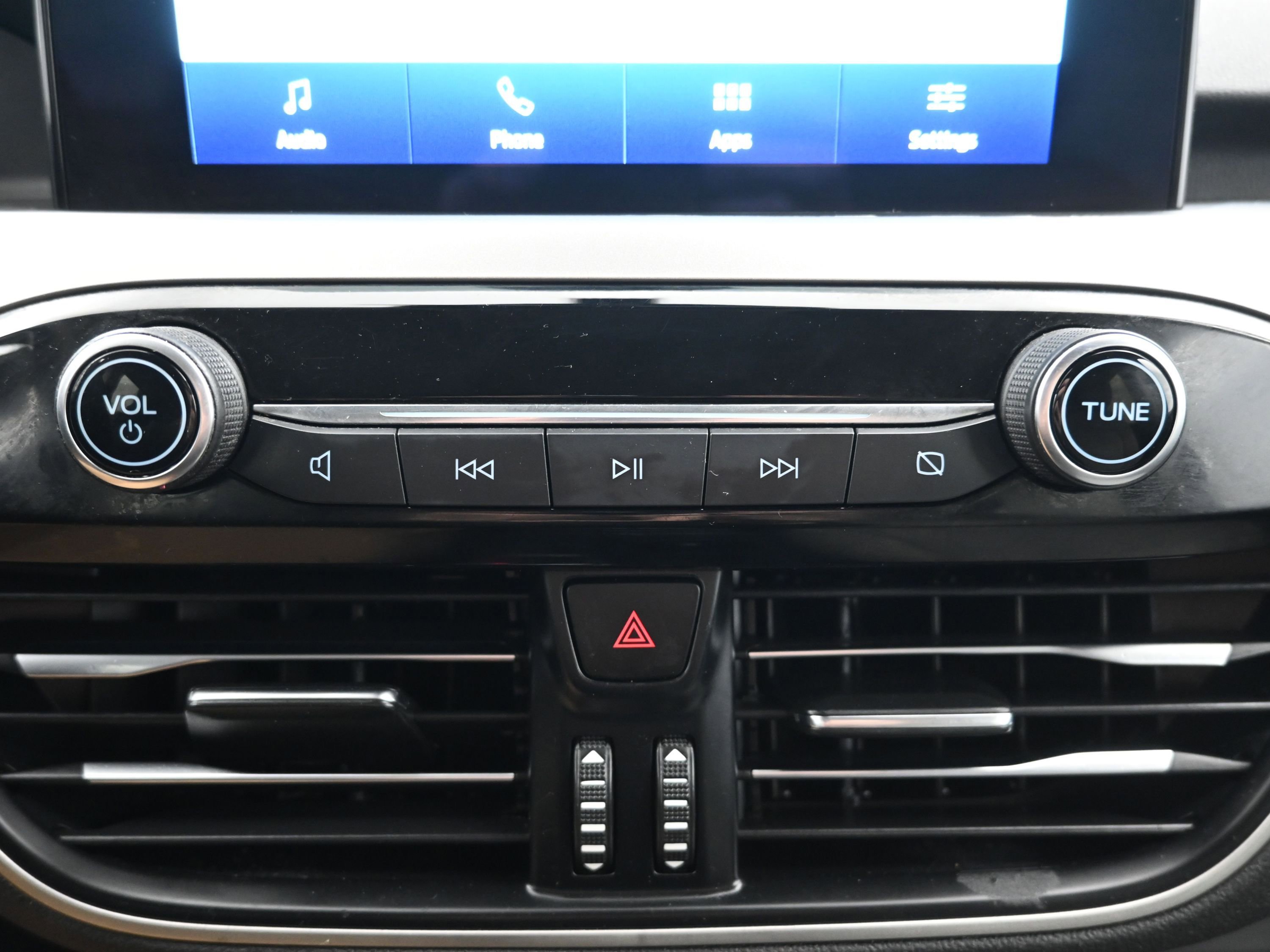 Used 2020 Ford Escape SE image 17