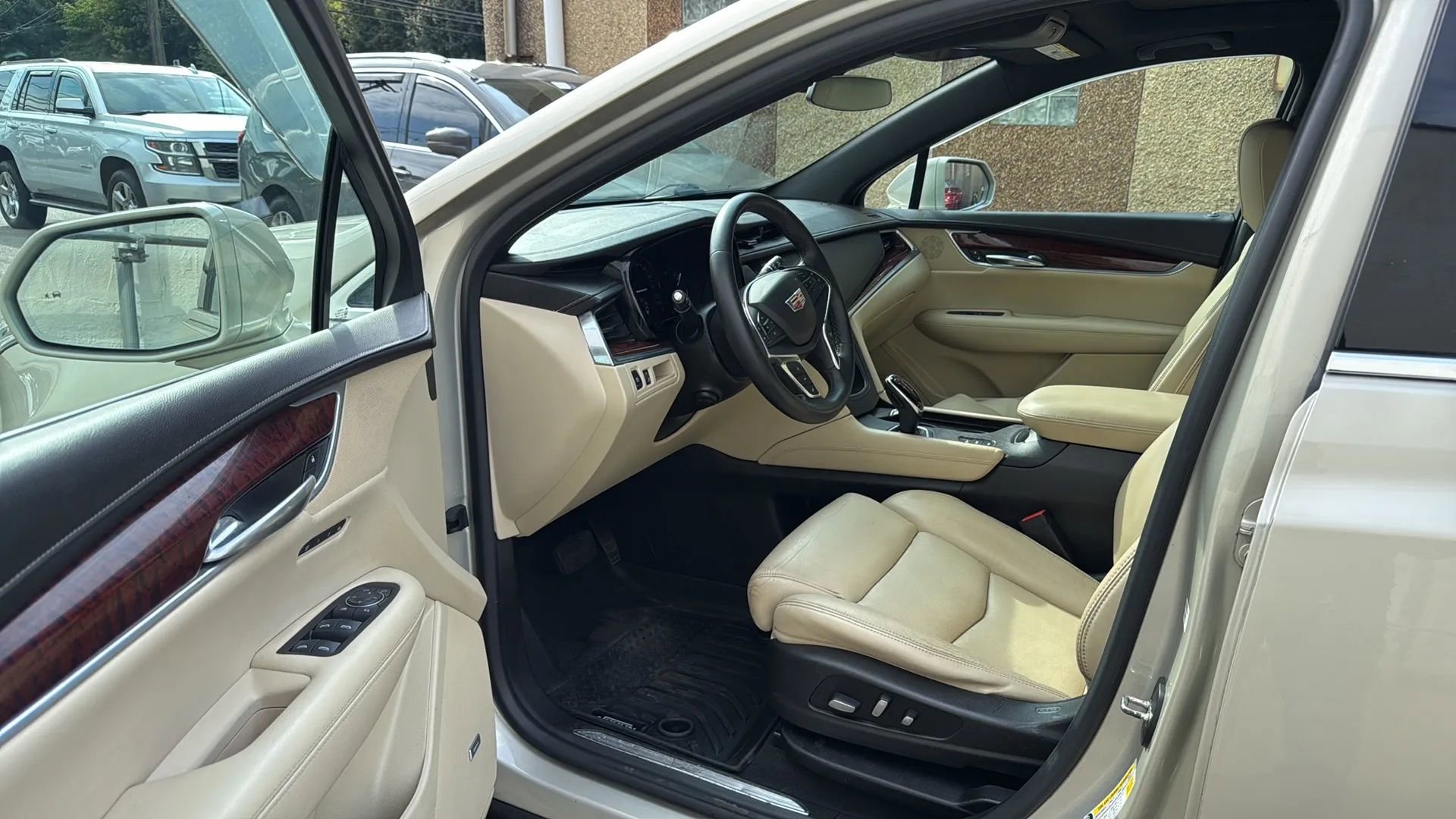 Used 2017 Cadillac XT5 Premium Luxury w/ LPO, Wheel Lock Package image 24