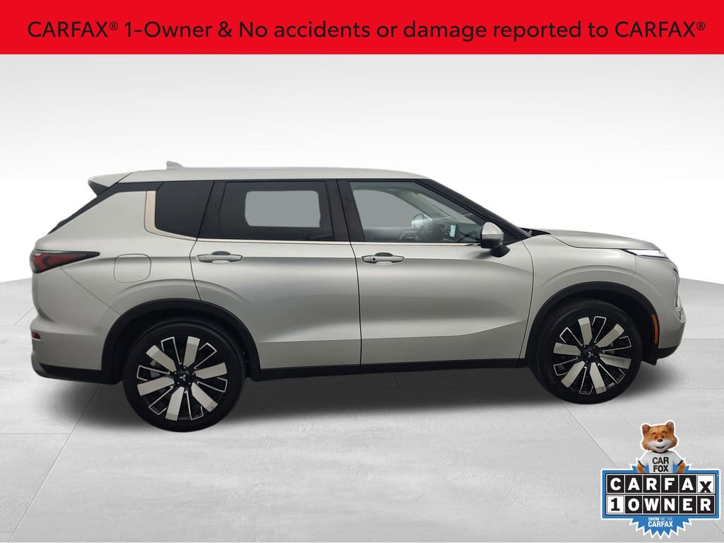 Used 2025 Mitsubishi Outlander SE image 2
