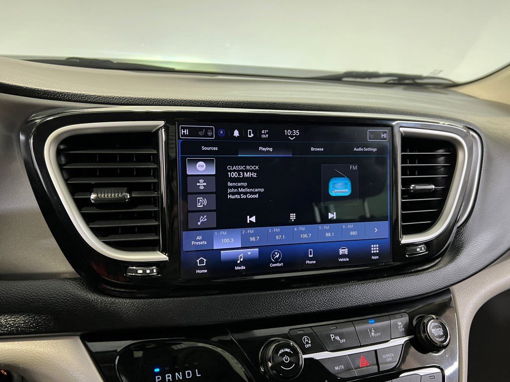 Used 2023 Chrysler Pacifica Touring-L image 41