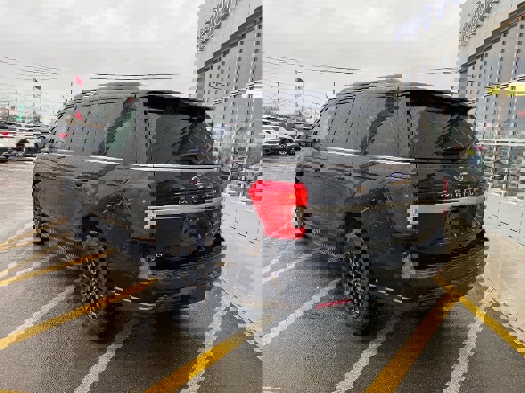 Used 2024 Ford Expedition XLT image 3