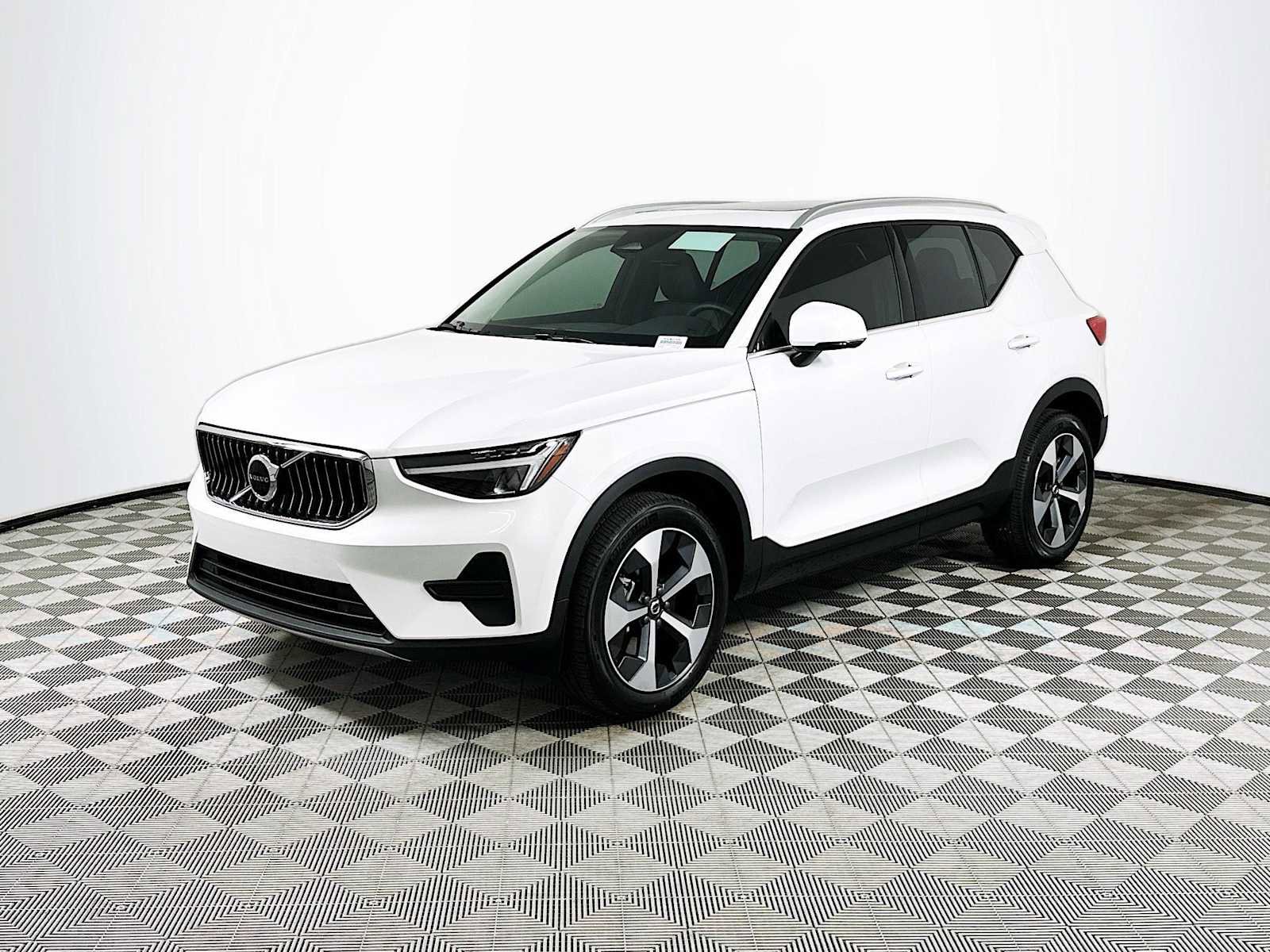 Certified 2025 Volvo XC40 B5 Core w/ Protection Package Premier image 3
