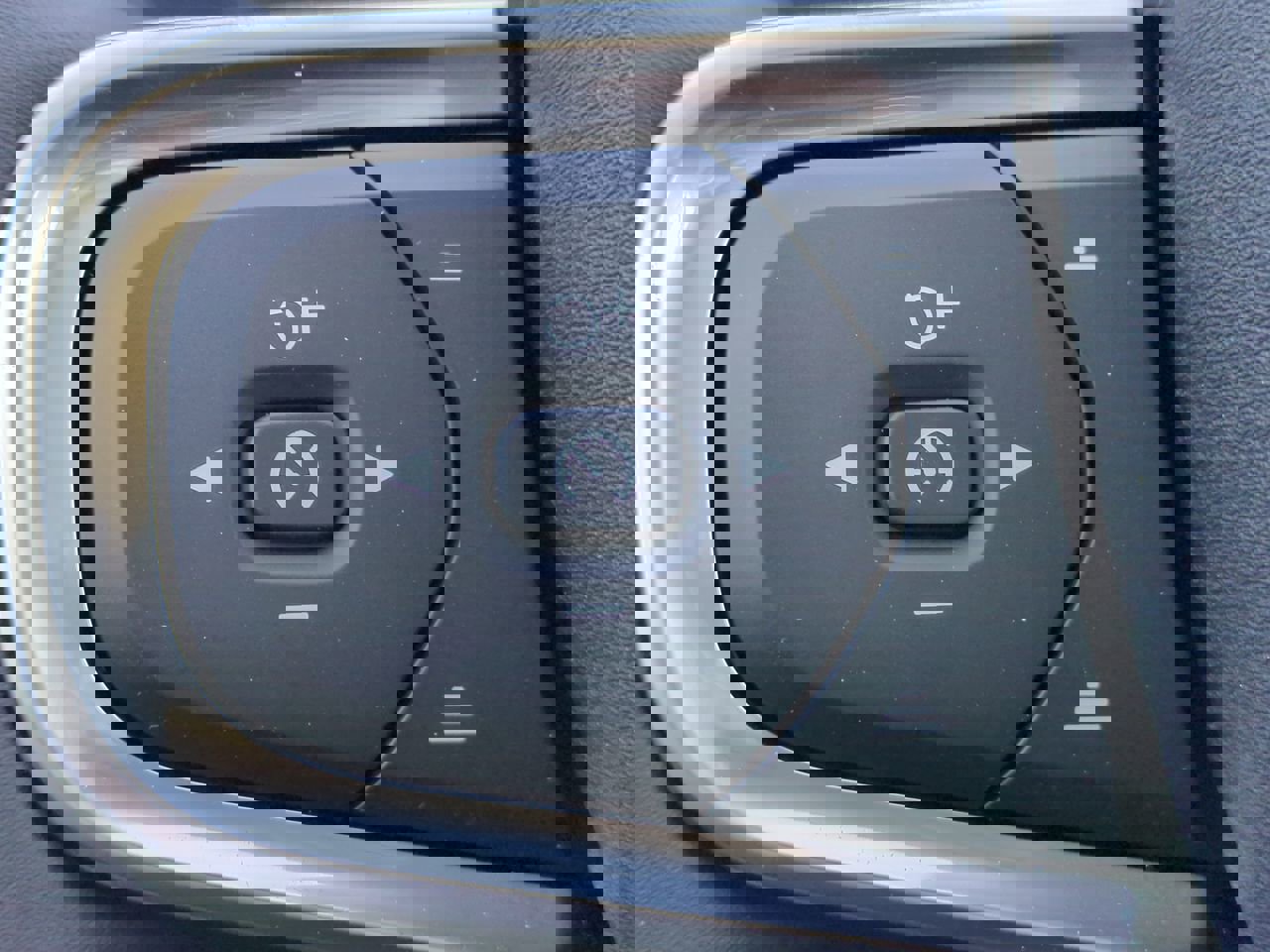 New 2025 Volvo XC40 B5 Core w/ Protection Package Premier image 24