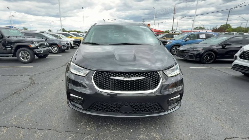 Used 2024 Chrysler Pacifica Limited FWD image 3