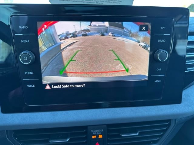 Certified 2025 Volkswagen Jetta SE w/ Sunroof Package image 27