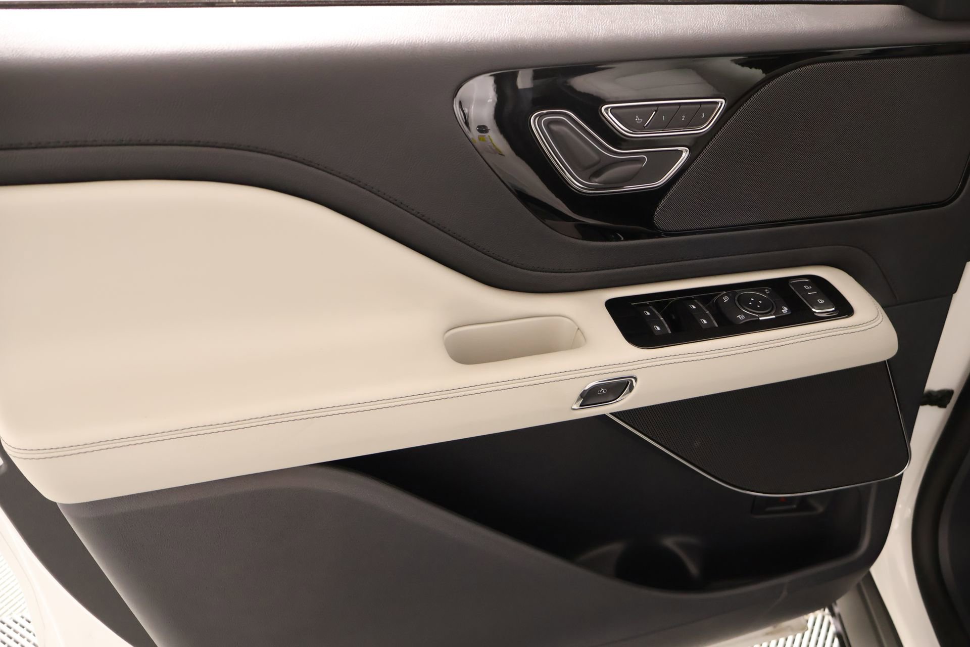 New 2026 Lincoln Aviator 2WD image 17