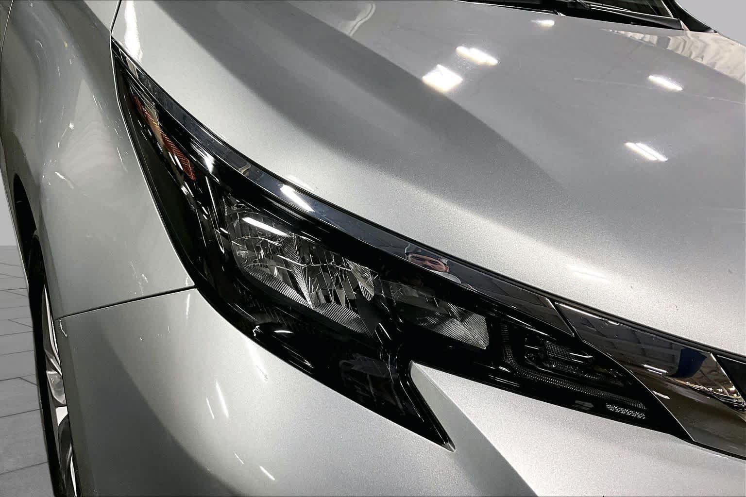 Used 2024 Toyota Sienna XLE FWD image 28