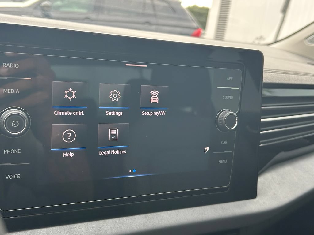 Certified 2025 Volkswagen Jetta SE FWD image 18