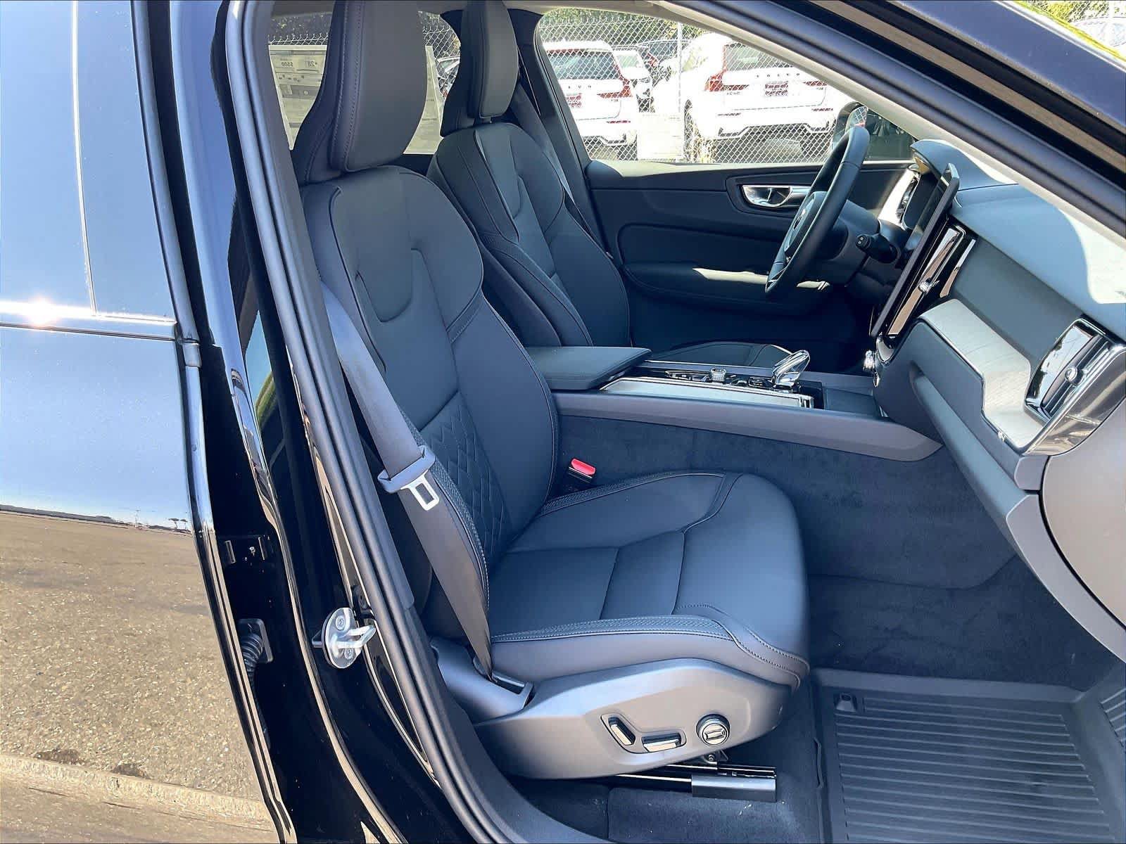 New 2026 Volvo XC60 T8 Plus w/ Climate Package PRO AWD/4WD image 31