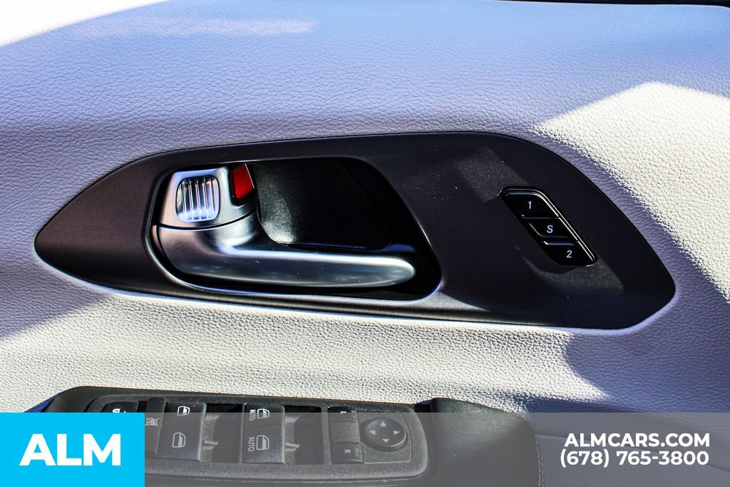 Used 2023 Chrysler Pacifica Touring-L image 42