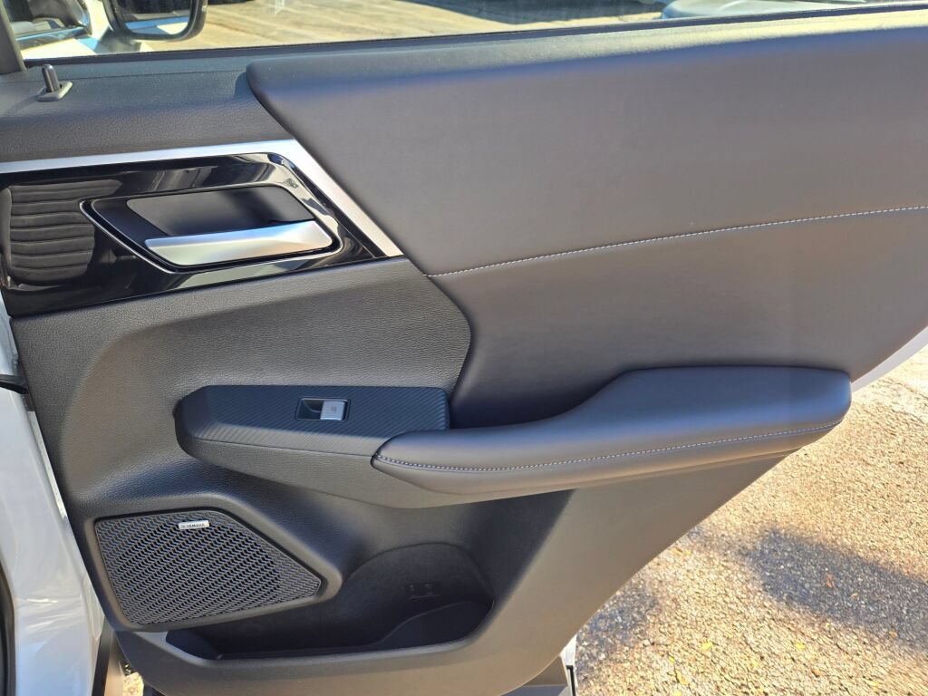 New 2026 Mitsubishi Outlander LE AWD/4WD image 8