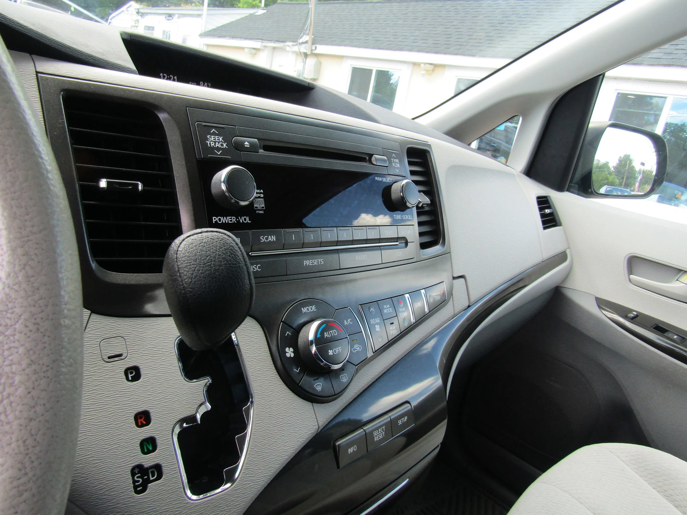 Used 2013 Toyota Sienna LE w/ Towing Pkg FWD image 38