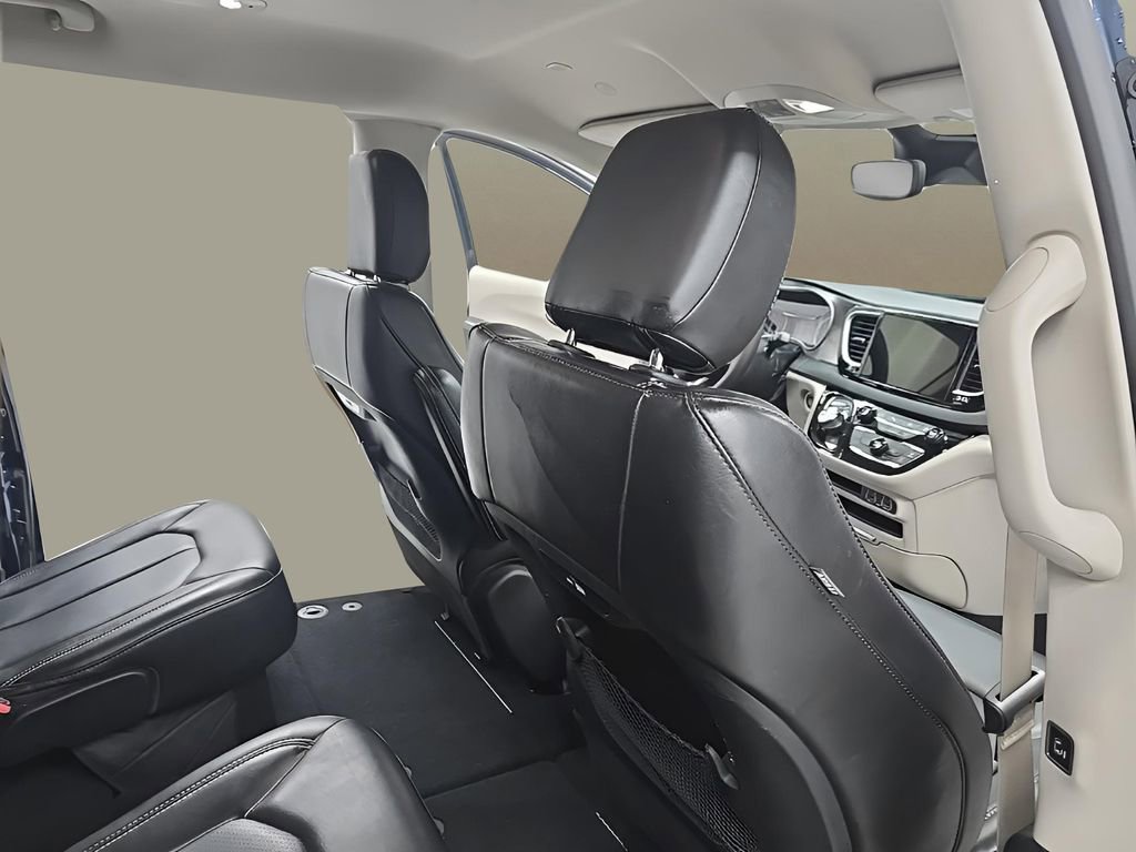 Used 2024 Chrysler Pacifica Touring-L image 17
