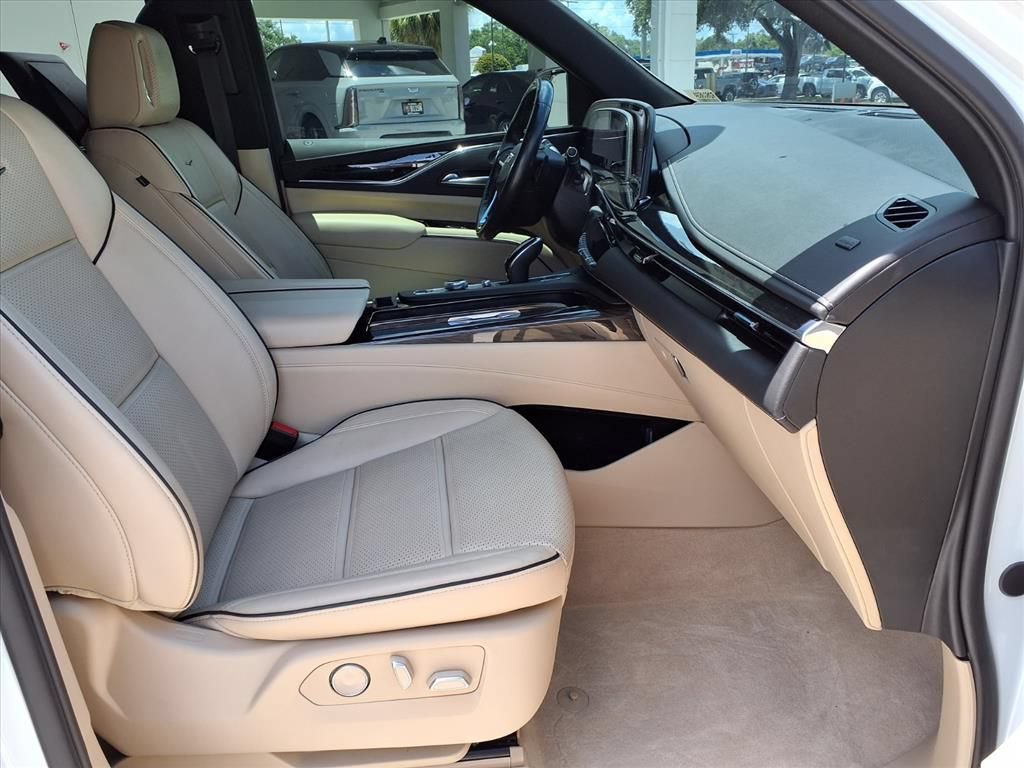 Used 2024 Cadillac Escalade Premium Luxury AWD/4WD image 9