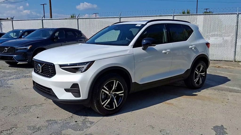 New 2026 Volvo XC40 B5 Core w/ Climate Package image 8