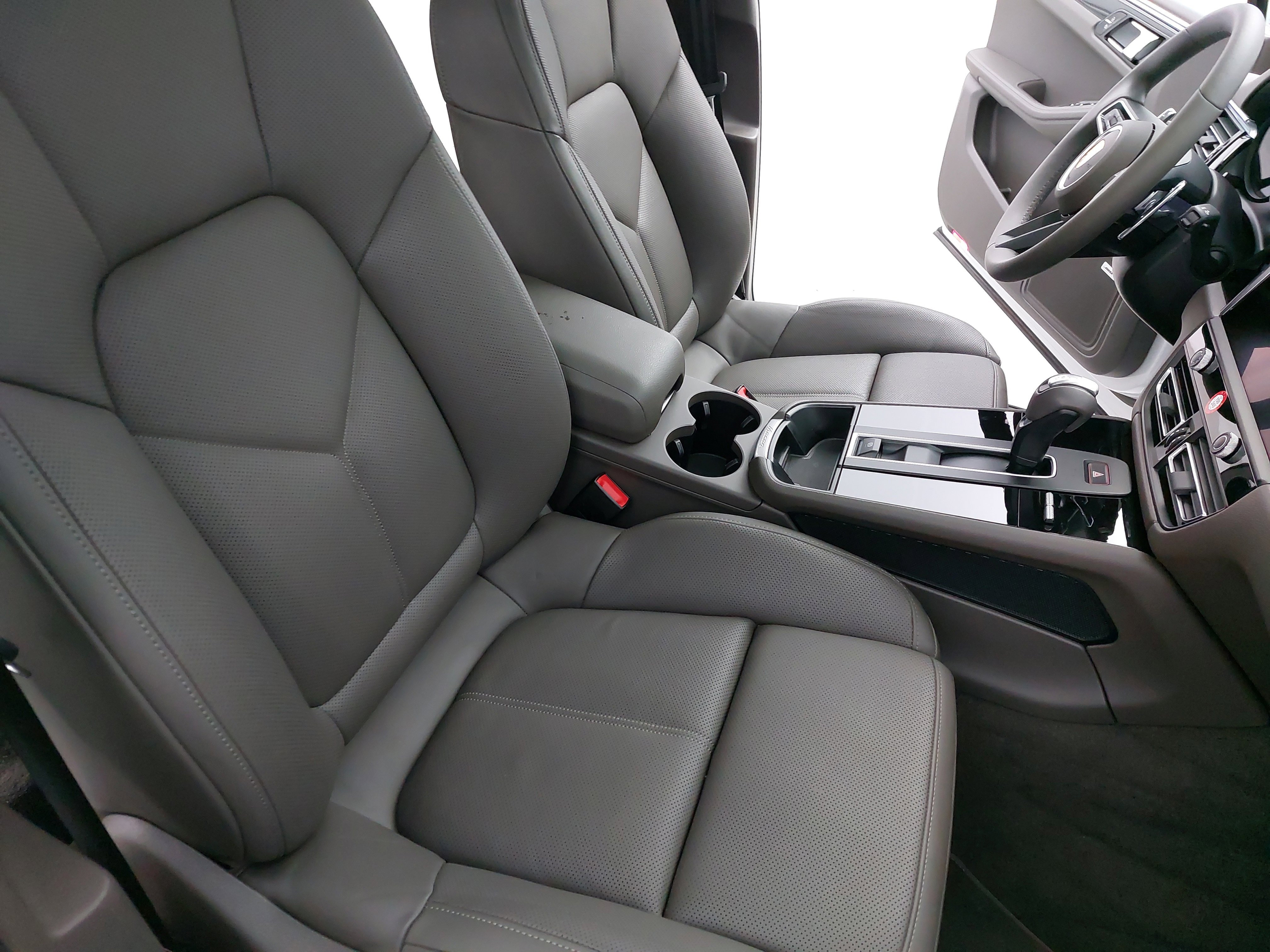 Used 2025 Porsche Macan image 12