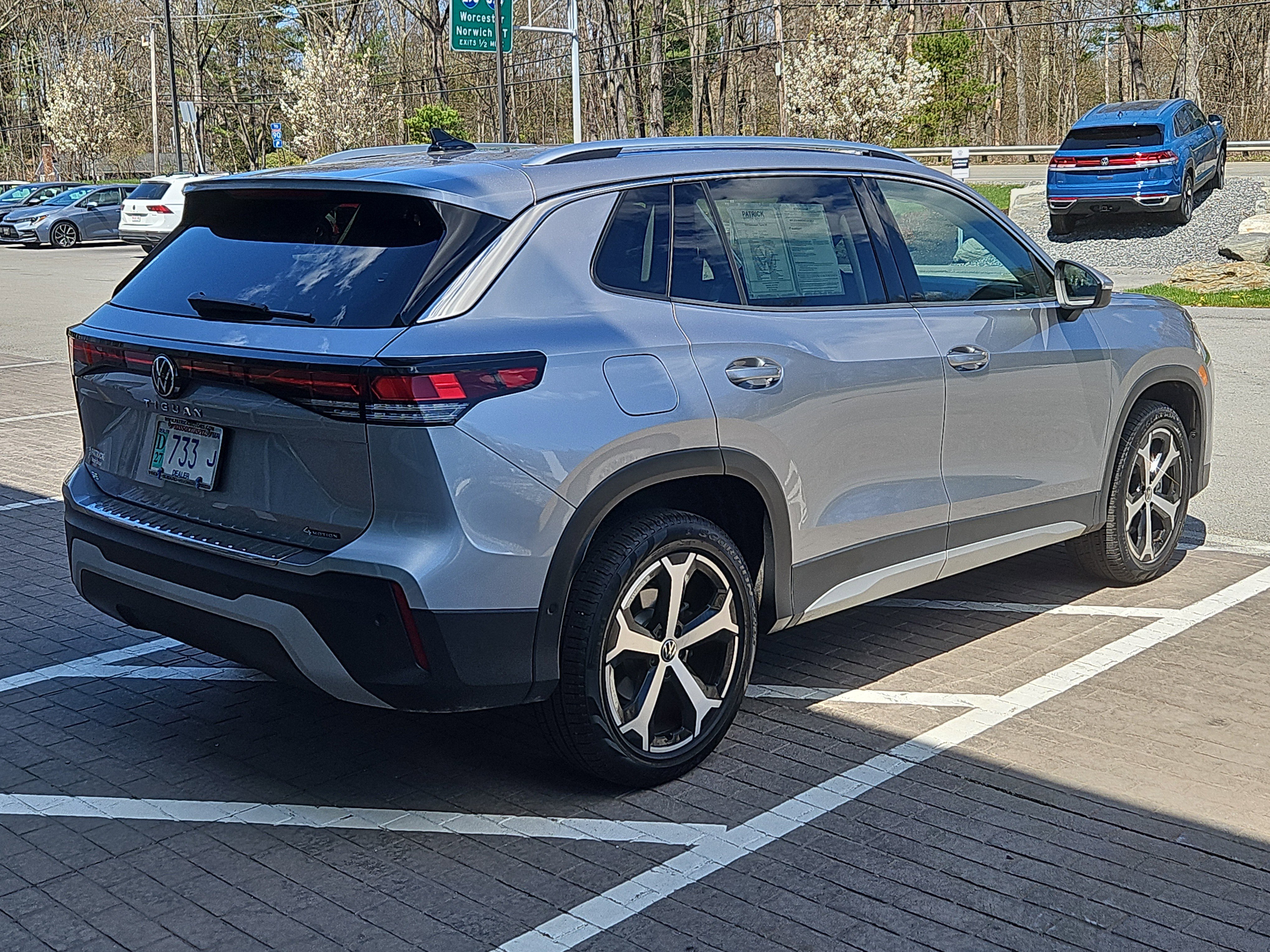 Used 2025 Volkswagen Tiguan SE AWD/4WD image 2