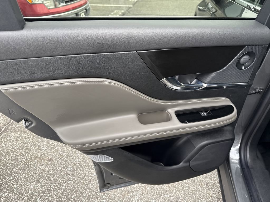 Used 2025 Lincoln Corsair Reserve w/ Equipment Group 202A image 24