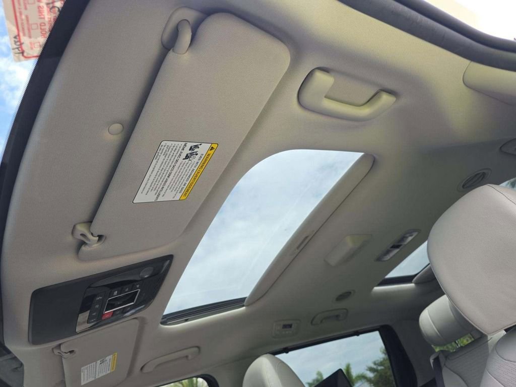 Used 2025 Kia Carnival SX Prestige FWD image 3
