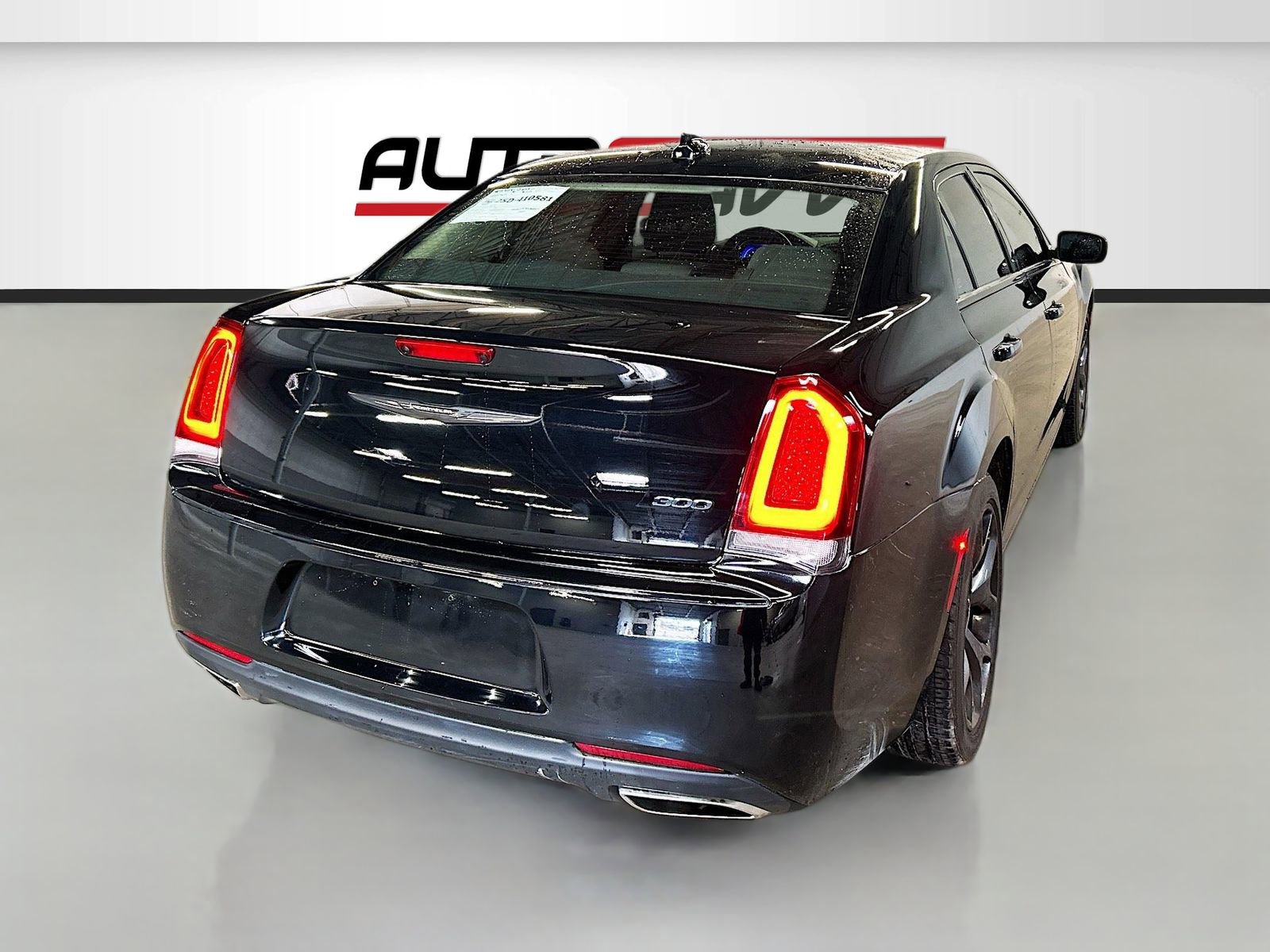 Used 2023 Chrysler 300 Touring w/ Sport Appearance Package image 7