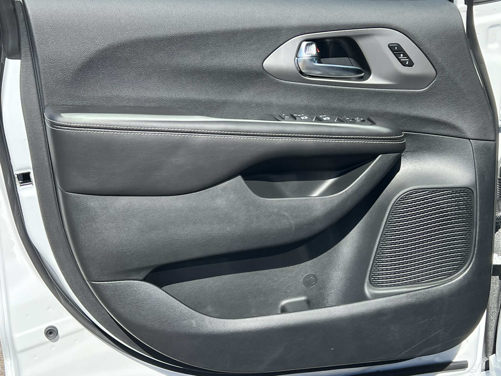 New 2027 Chrysler Pacifica Limited AWD/4WD image 14