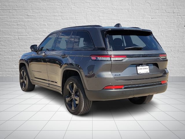 Used 2023 Jeep Grand Cherokee Altitude AWD/4WD image 3