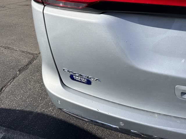 Used 2024 Chrysler Pacifica Touring-L FWD image 5
