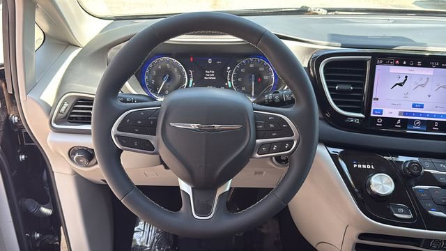 Used 2024 Chrysler Pacifica Touring-L image 20