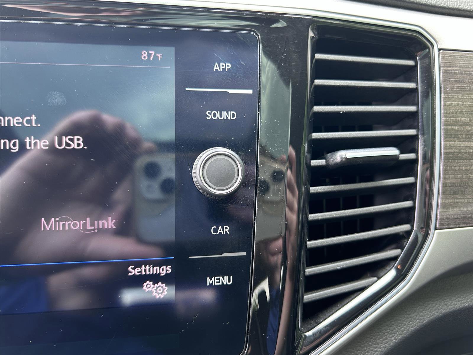 Used 2018 Volkswagen Atlas SEL FWD image 24