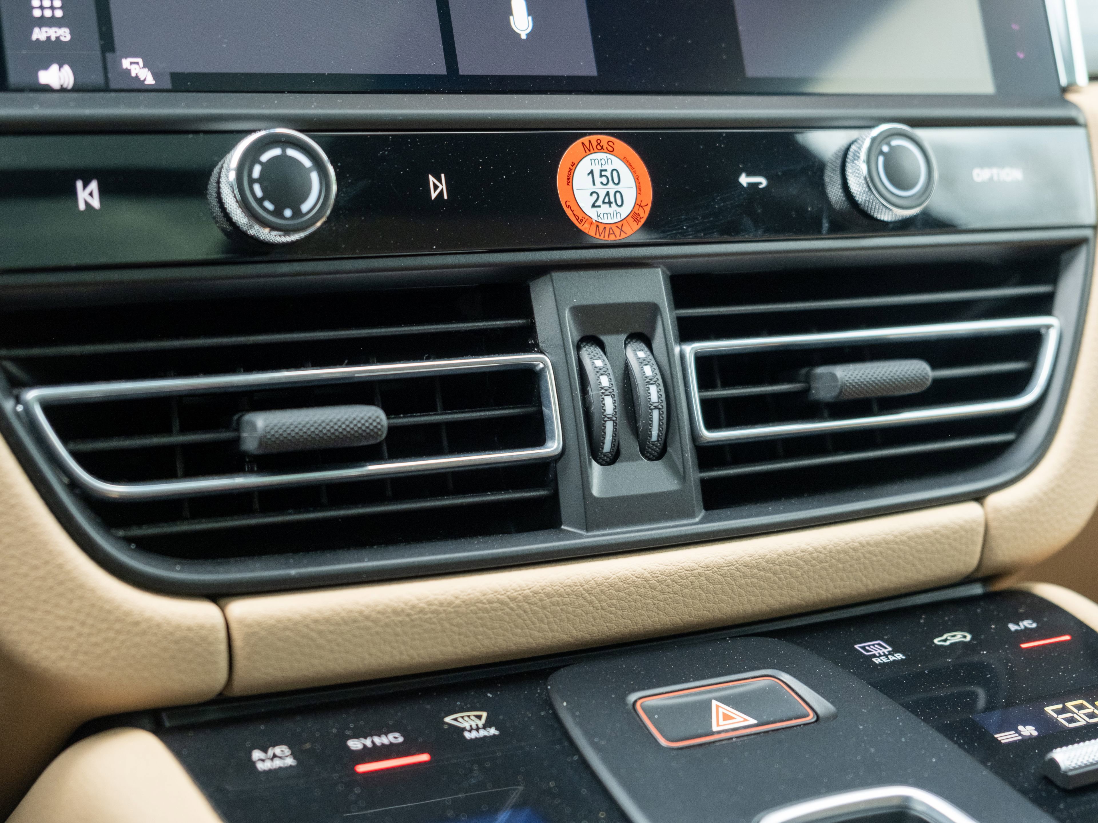 Certified 2023 Porsche Macan AWD/4WD image 27