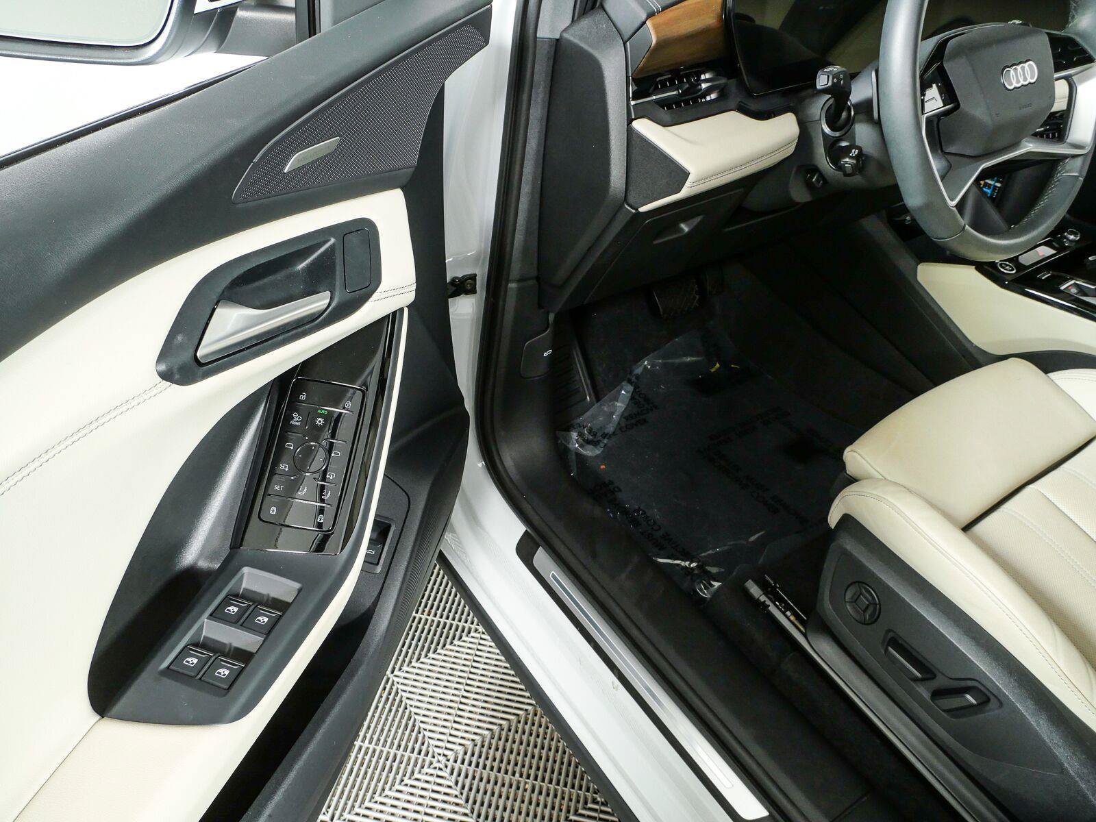 Used 2025 Audi Q6 e-tron Premium Plus w/ Premium Plus AWD/4WD image 8
