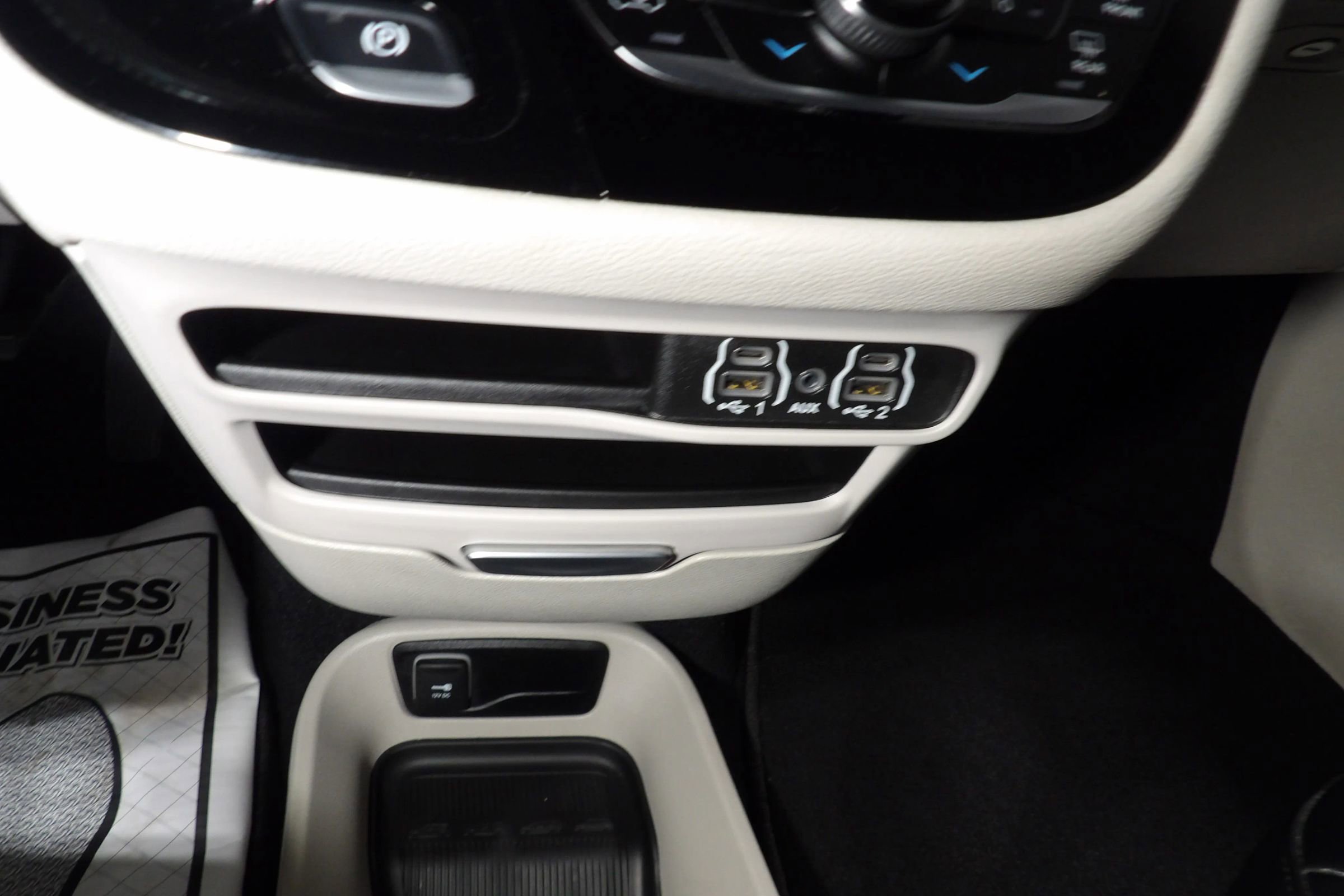 Used 2024 Chrysler Pacifica Limited image 23