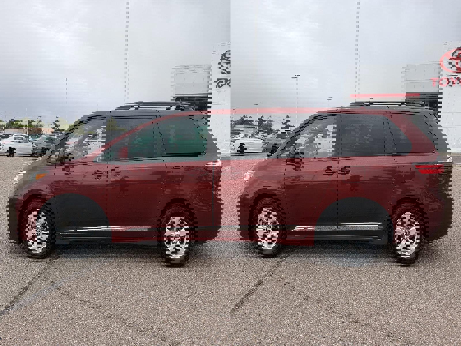 Used 2018 Toyota Sienna LE w/ Carpet Mat Package image 3