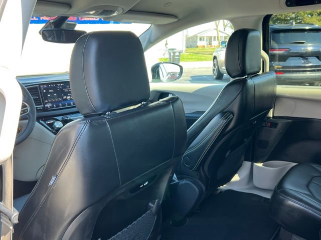 Used 2024 Chrysler Pacifica Touring-L image 35