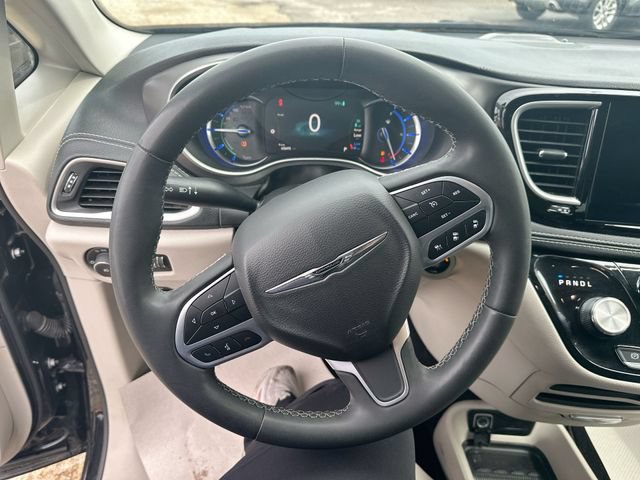 Used 2023 Chrysler Pacifica Touring-L FWD image 15