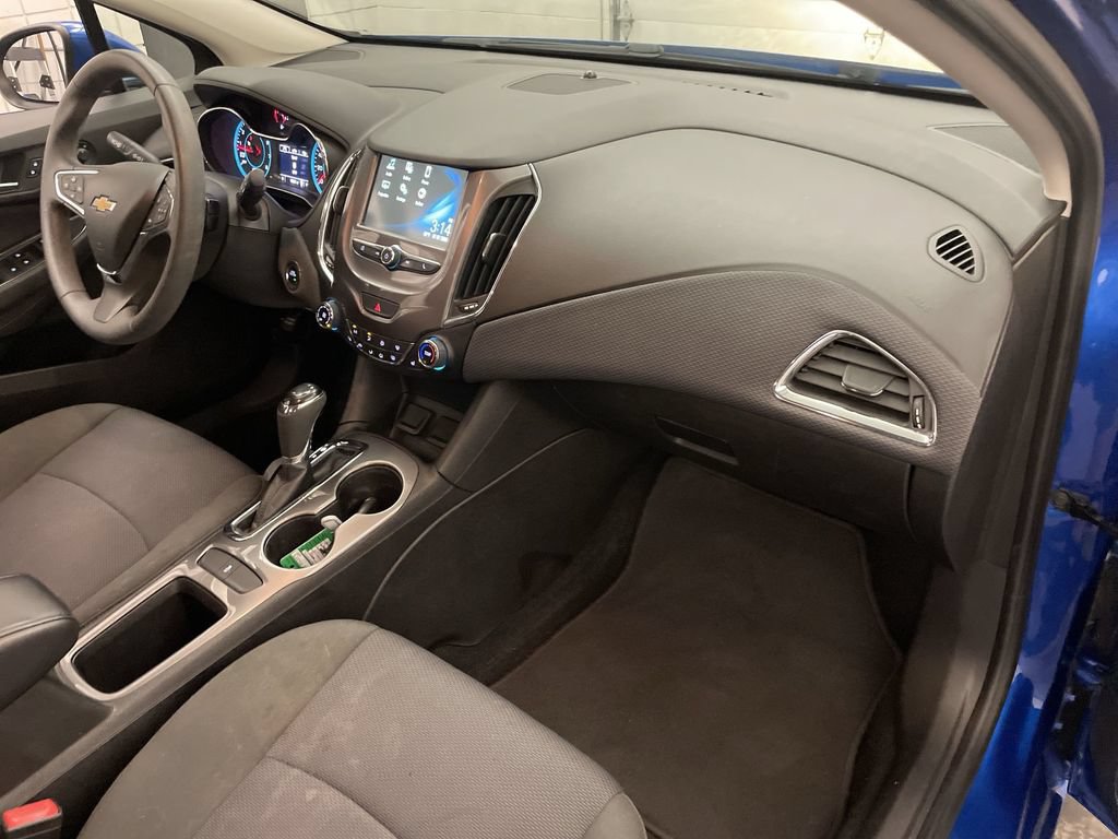 Used 2018 Chevrolet Cruze LT w/ Convenience Package FWD image 21