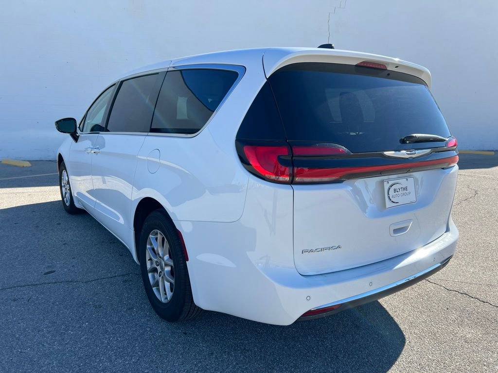 Used 2024 Chrysler Pacifica Touring-L image 3