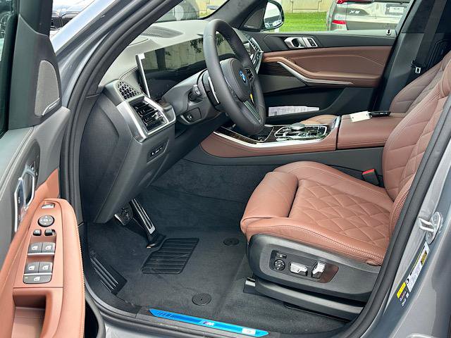 New 2026 BMW X5 xDrive50e w/ M Sport Package AWD/4WD image 4