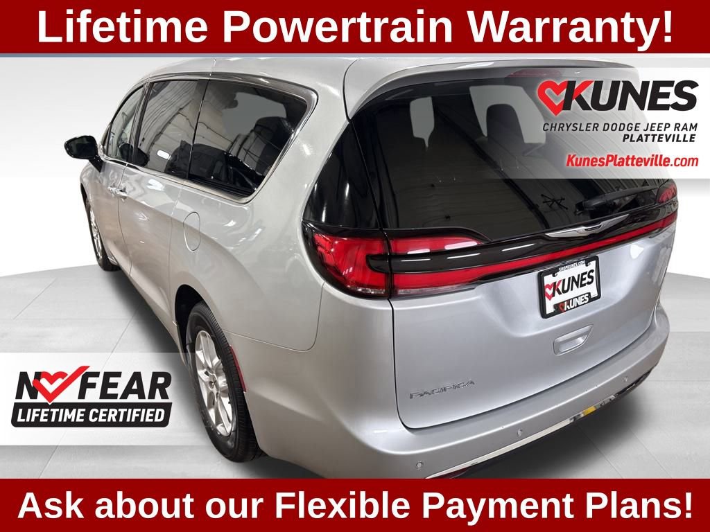 Used 2024 Chrysler Pacifica Touring-L image 8