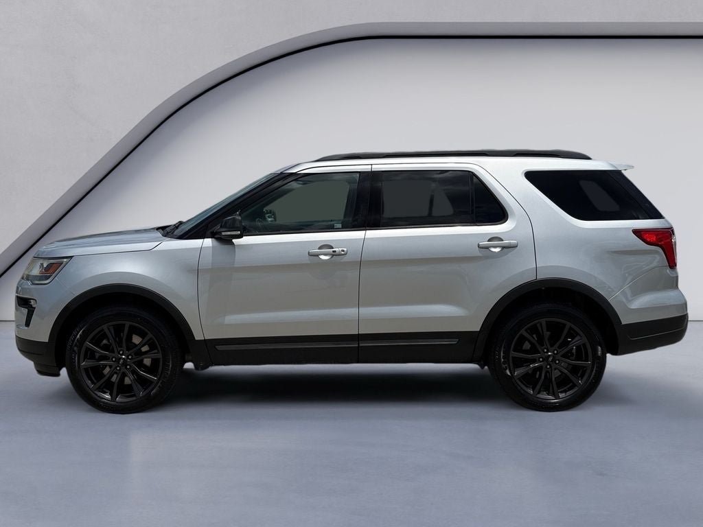Used 2018 Ford Explorer XLT w/ Equipment Group 202A AWD/4WD image 2