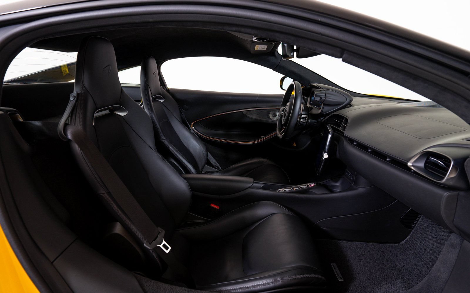 Used 2023 McLaren Artura RWD image 18