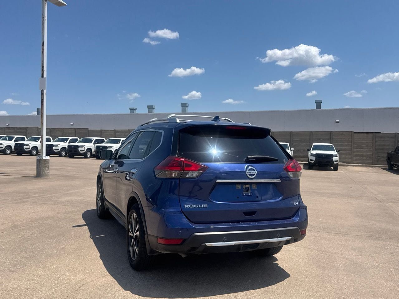 Used 2019 Nissan Rogue SV w/ Sun & Sound Touring Package FWD image 17