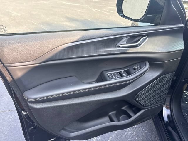 Used 2023 Jeep Grand Cherokee Altitude AWD/4WD image 17