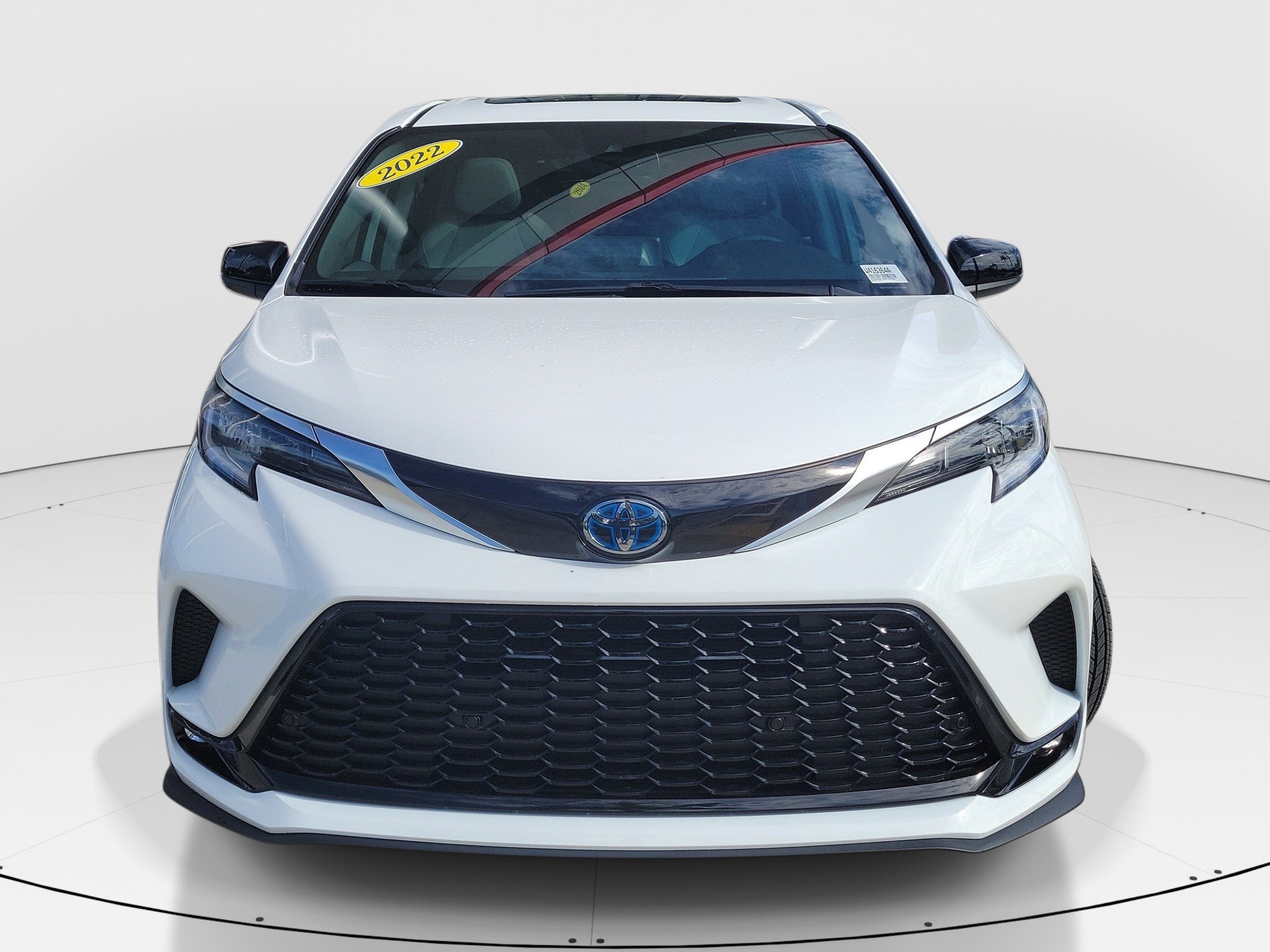 Used 2022 Toyota Sienna XSE FWD image 2