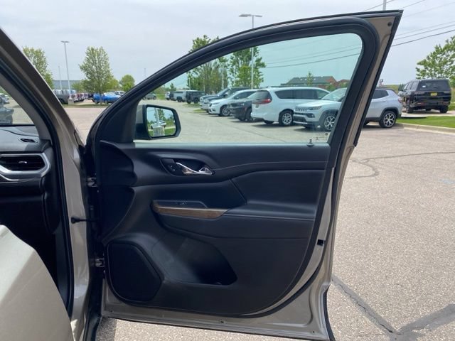 Used 2022 GMC Acadia SLE w/ Driver Convenience Package FWD image 31