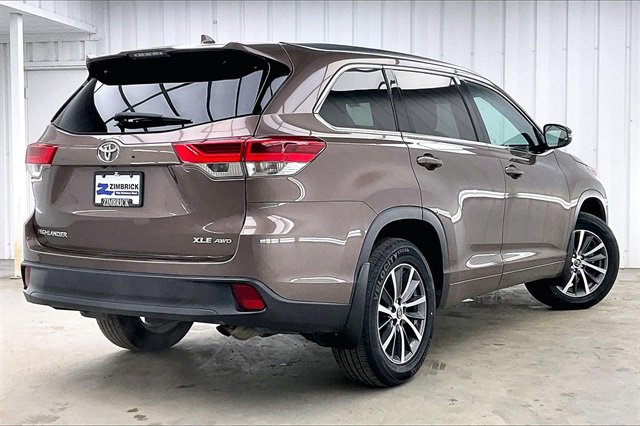 Used 2017 Toyota Highlander XLE image 12