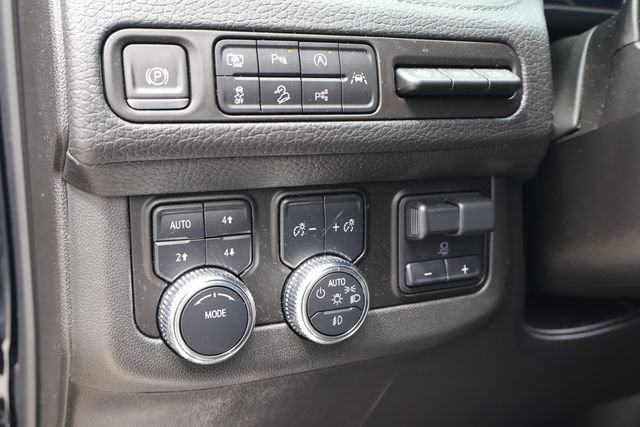 Used 2024 GMC Yukon Denali w/ Advanced Technology Package AWD/4WD image 25