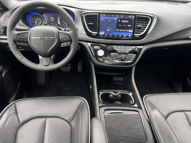 Used 2025 Chrysler Pacifica Limited FWD image 2