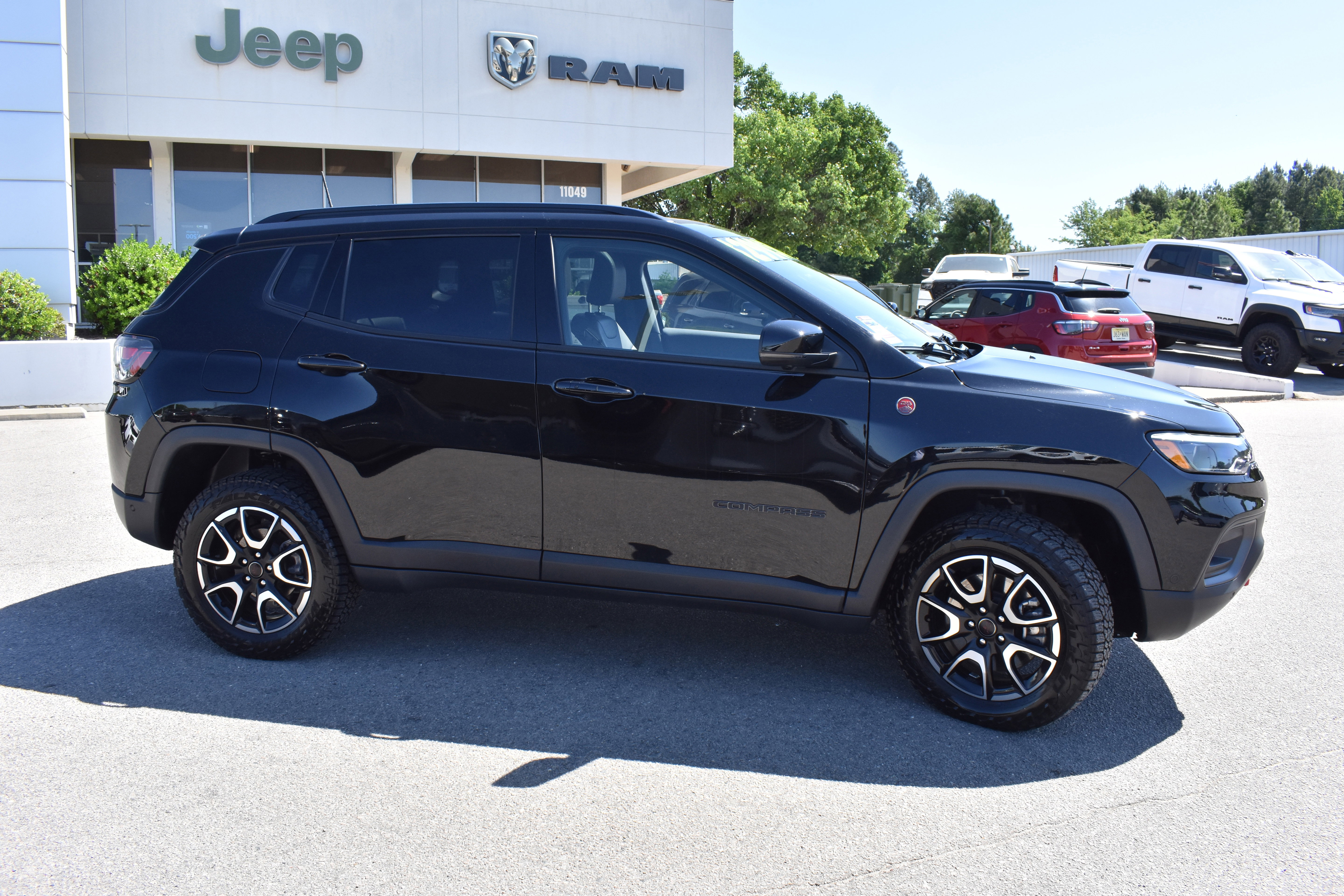 Used 2025 Jeep Compass Trailhawk w/ Trailhawk Elite Group image 10